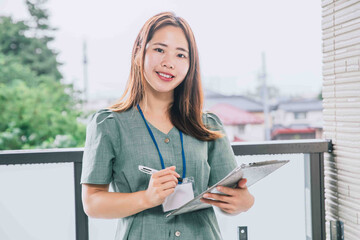 仕事をする若い女性
young woman working