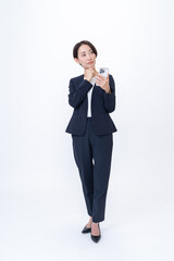 携帯を持つ女性