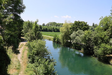 Fototapeta premium Le canal de Savières, village de Chanaz, département de la Savoie, France