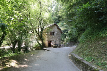 Ancien moulin à eau, vue de l'extérieur, village de Chanaz, département de la Savoie, France © ERIC