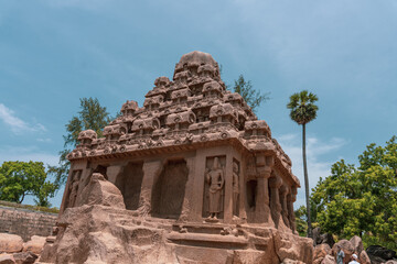 Naklejka premium A large building with a dome on top. mahabalipuram