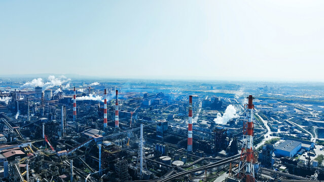 製鉄所、工場、工業地帯、空撮、コンビナート、プラント、鉄鋼業、ドローン、俯瞰、鉄鋼、コークス、石炭、企業、事業、ハイアングル、展望、パノラマ、風景、鳥瞰図、景色、上から見た、見下ろす、製造業、生産、製鉄、煙突、フレアスタック、排煙、環境、地平線、日本、中京、技術、テクノロジー、青空、銑鋼、産業、ものづくり、施設、大気汚染、コピースペース、景観、機械、工業、エネルギー、都市、建物、高炉、コークス炉