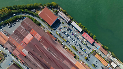 工業地帯の埠頭と道路の真俯瞰空撮風景