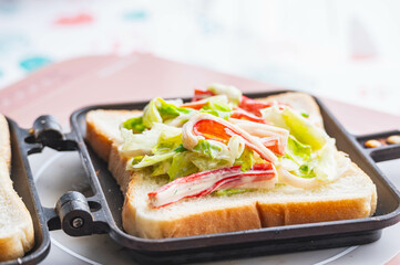 カニカマサラダでホットサンド作り