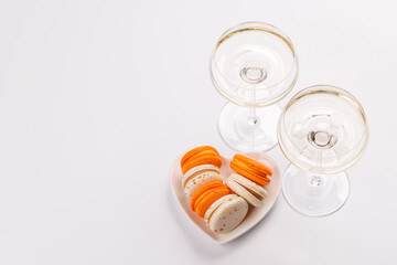 Pairing of champagne and delicate macaroons