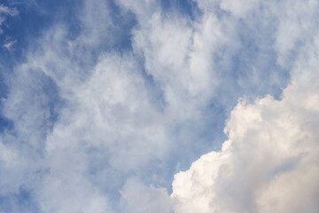 Obraz premium Majestic sunny sky with scattered small clouds