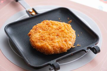 温め直す前の総菜のメンチカツ