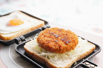 メンチカツホットサンド作り