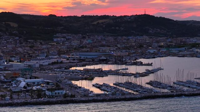 Il porto turistico di San Benedetto del Tronto, Marche, Italia.
Ripresa aerea della citt&agrave; al tramonto.