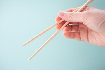 割り箸を持った手
