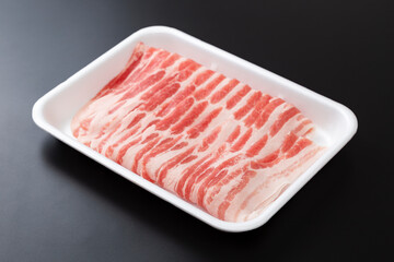 黒背景に豚バラ肉