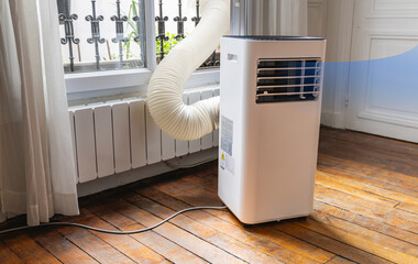 Un climatiseur en marche dans un appartement, pendant l'été. 