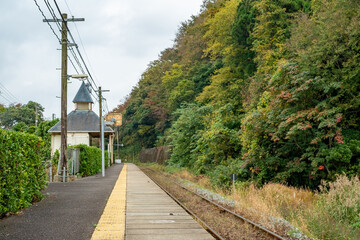 誰もいない田舎の小さな駅