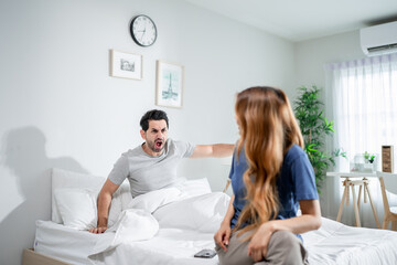 Obraz premium Stressed woman and aggressive man couple screaming at each other in house.