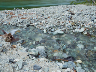 初夏の観光名所上高地の緑の森と梓川の風景