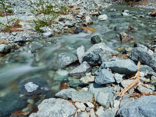 山の渓流の流れと石の風景