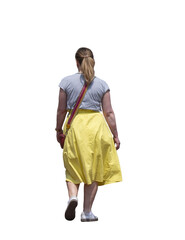 Femme d’environ 35 ans vue de dos, marchant en été, vêtue d’un t-shirt gris, d’une jupe...