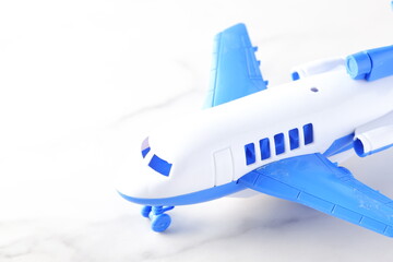 飛行機のおもちゃで、旅行のイメージ
