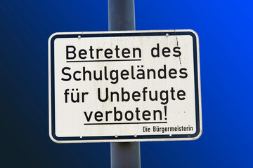 Obraz premium Ein Schild vor einer Schule