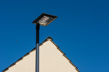 Eine Strassenlampe vor einem Haus