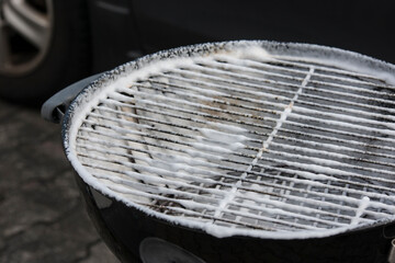 Ein Grillrost wird gereinigt
