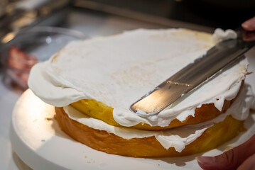 ケーキ作り_生クリームを塗る