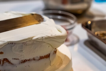 ケーキ作り_生クリームを塗る