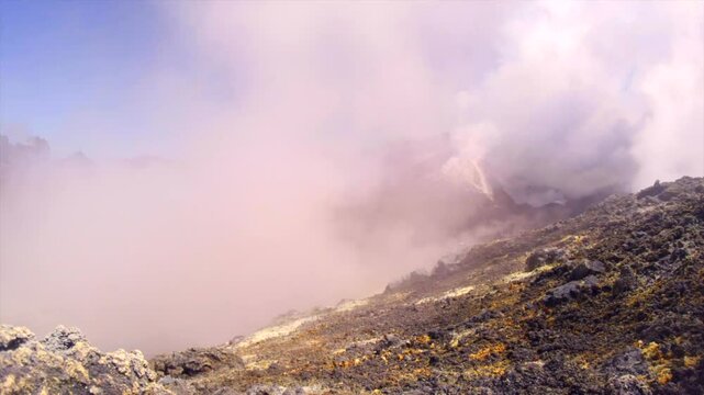 Etna,Sicilia - Sul cratere del vulcano tra fumarole, solfatare, paesaggi e ambienti vulcanici
