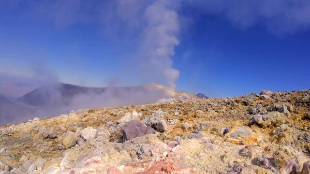 Etna,Sicilia - Sul cratere del vulcano tra fumarole, solfatare, paesaggi e ambienti vulcanici