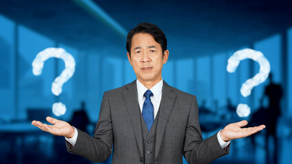 二つのものを比べて迷うビジネスマン