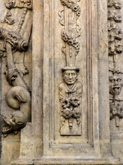 Détail des bas-reliefs ornant les pilastres entourant la porte du Palais d’Ezpeleta à Pampelune