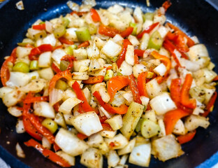 verschiedene Gemüsesorten in einer Bratpfanne