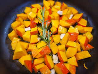 verschiedene Gemüsesorten in einer Bratpfanne