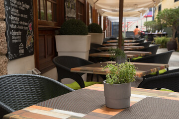 Tavolini di ristorante apparecchiati all'aperto