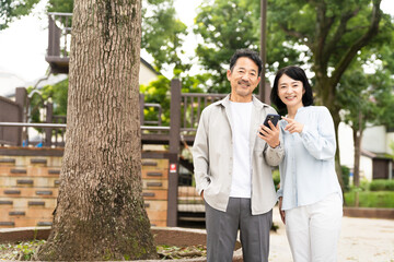 散歩をする熟年夫婦　ライフスタイルイメージ