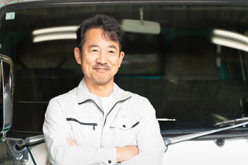 トラックの前でポーズをとるミドル男性　建設イメージ	