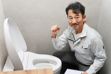 トイレの点検をする修理業者　ライフスタイルイメージ