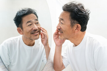 スキンケアをするミドル男性　ビューティーイメージ