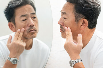 スキンケアをするミドル男性　ビューティーイメージ