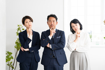 悩むビジネスパーソン
