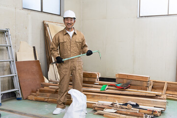 建設現場で働くミドル男性　