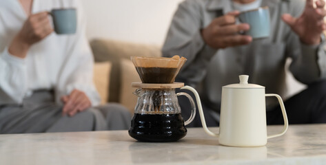 マグカップで飲み物を飲むミドル夫婦　ライフスタイルイメージ