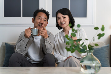 テレビを観るミドル夫婦　ライフスタイルイメージ