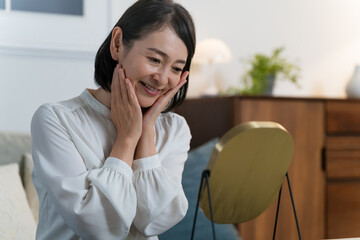スキンケアをするミドル女性　ビューティーイメージ