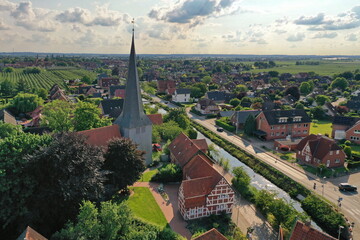 Deutschland, Niedersachsen, altes Land. Ortskern von Borstel / Jork mit Kirche St. Nikolai