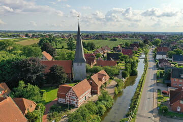 Deutschland, Niedersachsen, altes Land. Ortskern von Borstel / Jork mit Kirche St. Nikolai