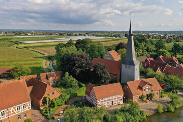 Deutschland, Niedersachsen, altes Land. Ortskern von Borstel / Jork mit Kirche St. Nikolai