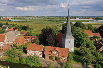 Deutschland, Niedersachsen, altes Land. Ortskern von Borstel / Jork mit Kirche St. Nikolai