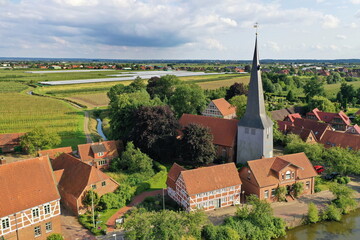 Deutschland, Niedersachsen, altes Land. Ortskern von Borstel / Jork mit Kirche St. Nikolai