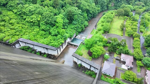 四万川ダムの堤体から放水口を眺める